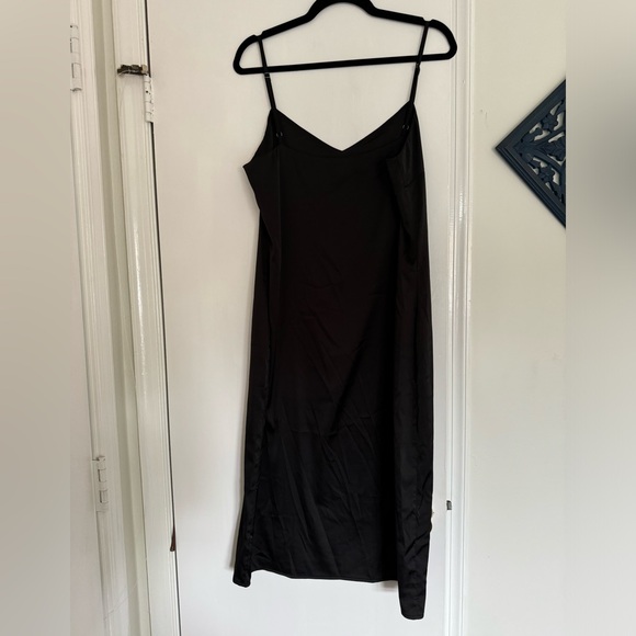 Black slip dress with adjustable straps - Picture 2 of 3